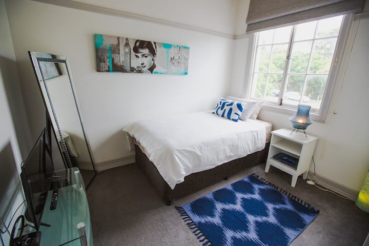 King single bedroom - brand new mattress - sleep on a cloud
