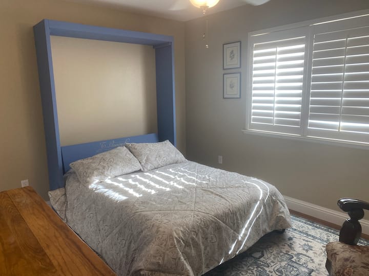 เตียงเมอร์ฟี่ขนาดใหญ่ในเดนให้ความรู้สึกอบอุ่นและสะดวกสบายมากสำหรับผู้เข้าพักเสริม
