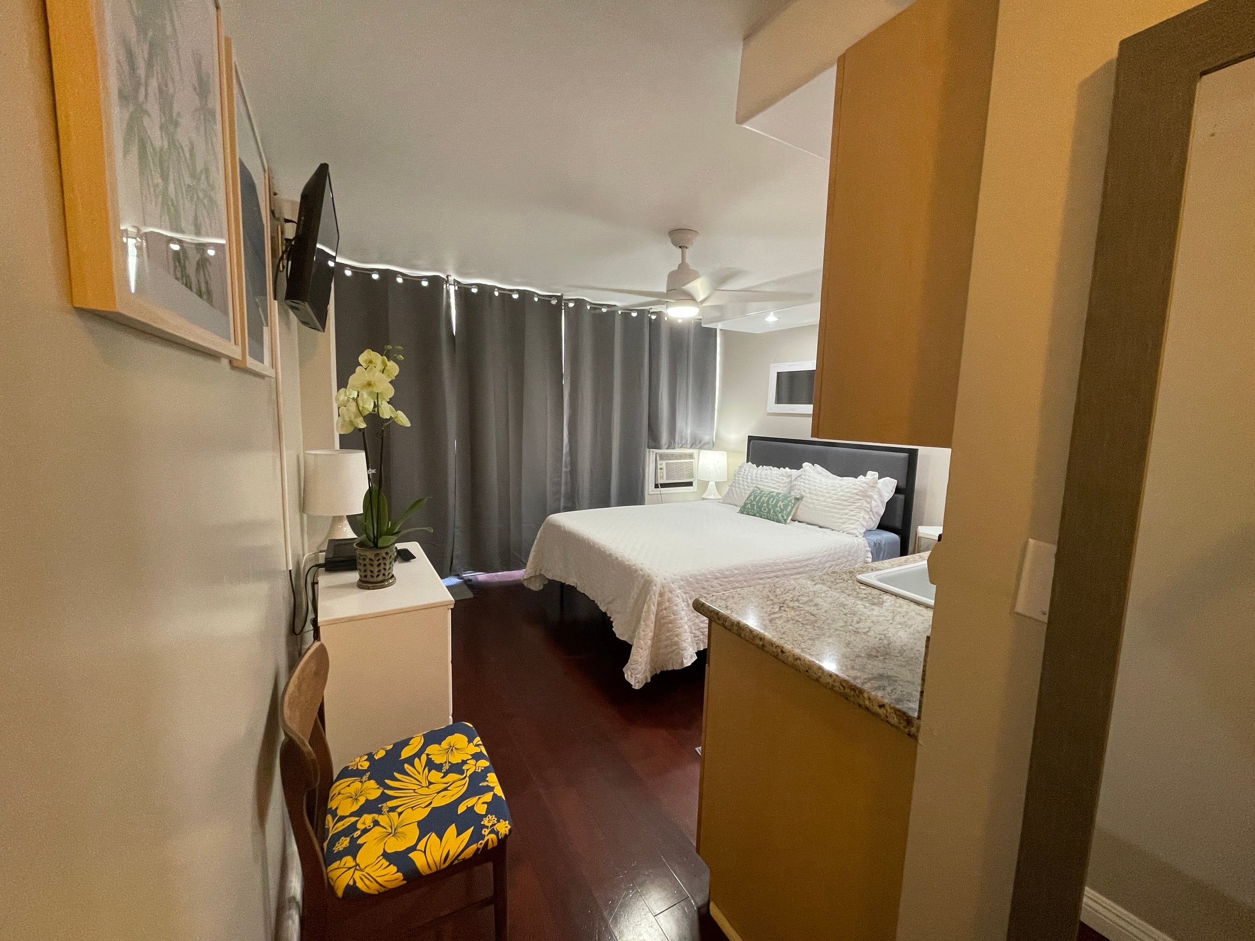 Condo in Honolulu · ★4.82 · Studio · 1 bed · 1 private bath - Image 10