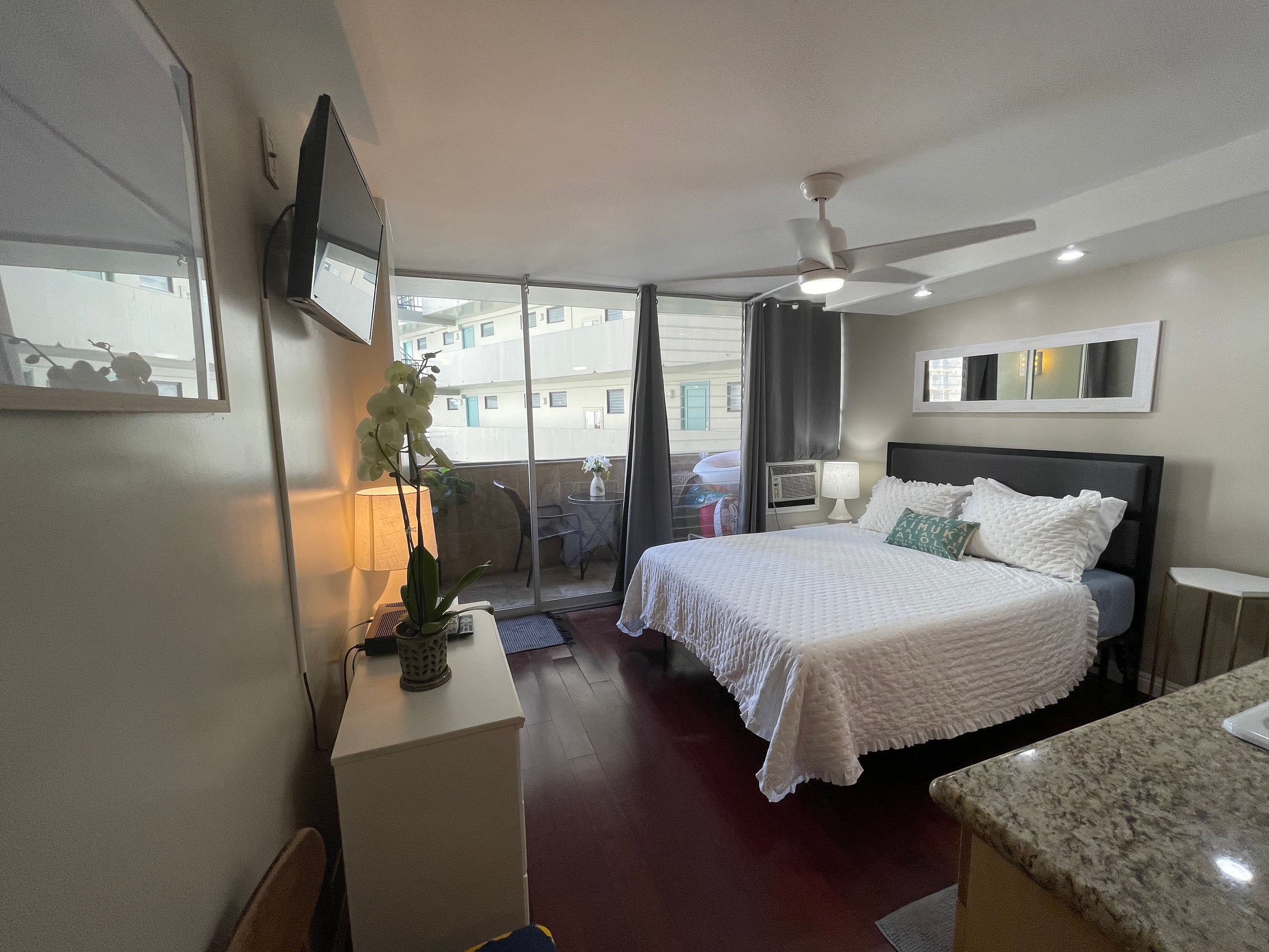 Condo in Honolulu · ★4.82 · Studio · 1 bed · 1 private bath - Image 11