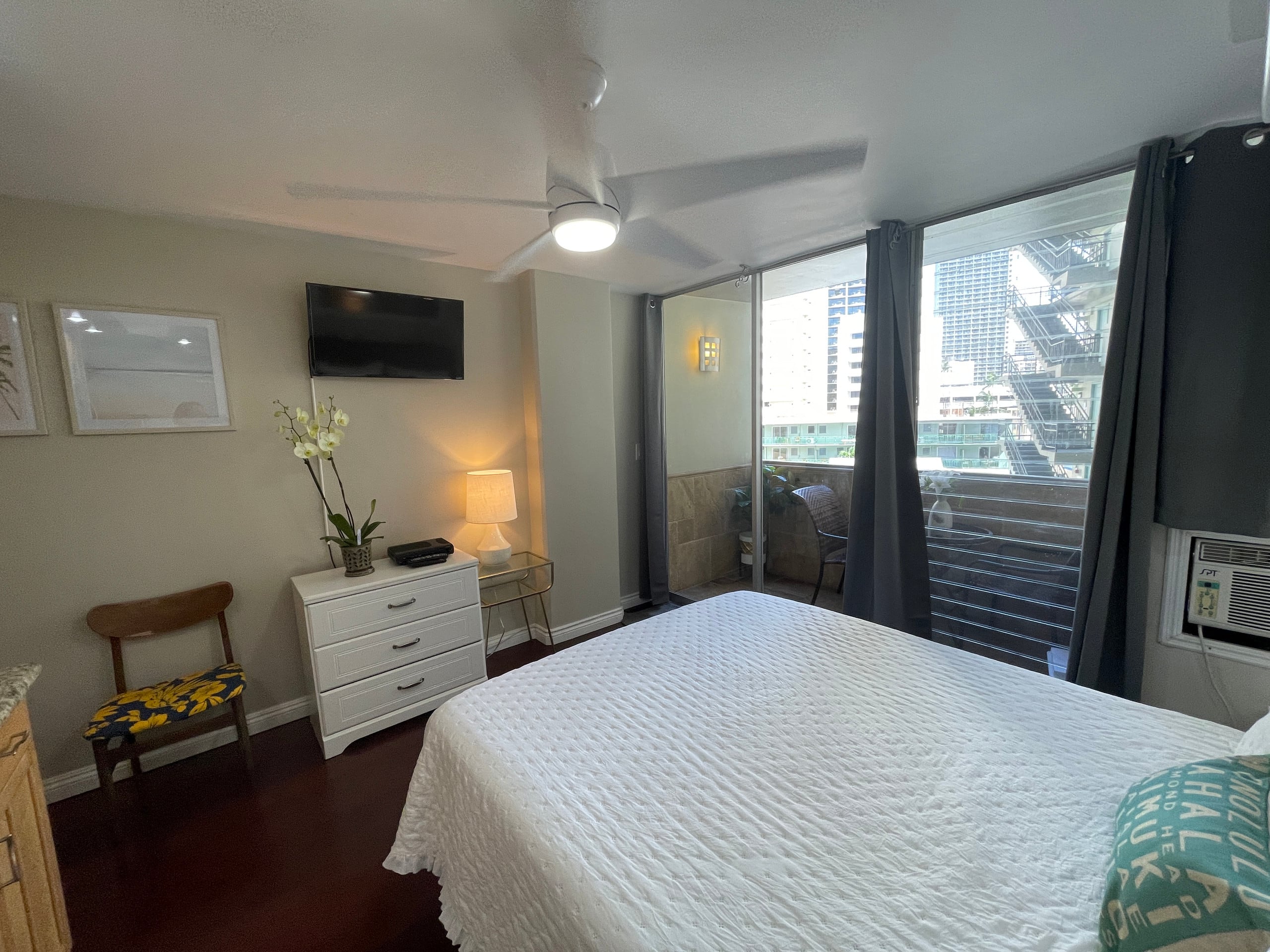 Condo in Honolulu · ★4.82 · Studio · 1 bed · 1 private bath - Image 12