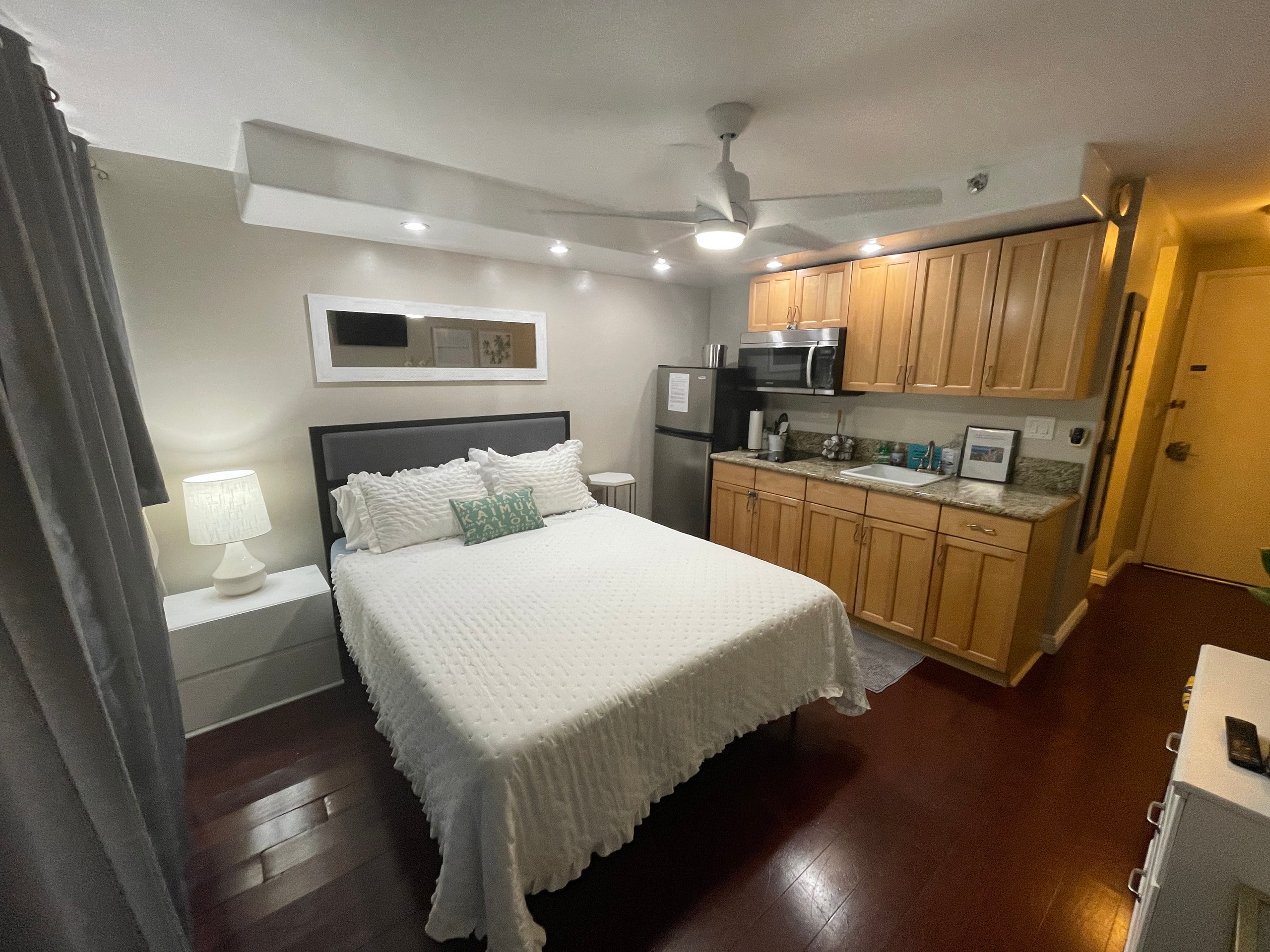 Condo in Honolulu · ★4.82 · Studio · 1 bed · 1 private bath - Image 1