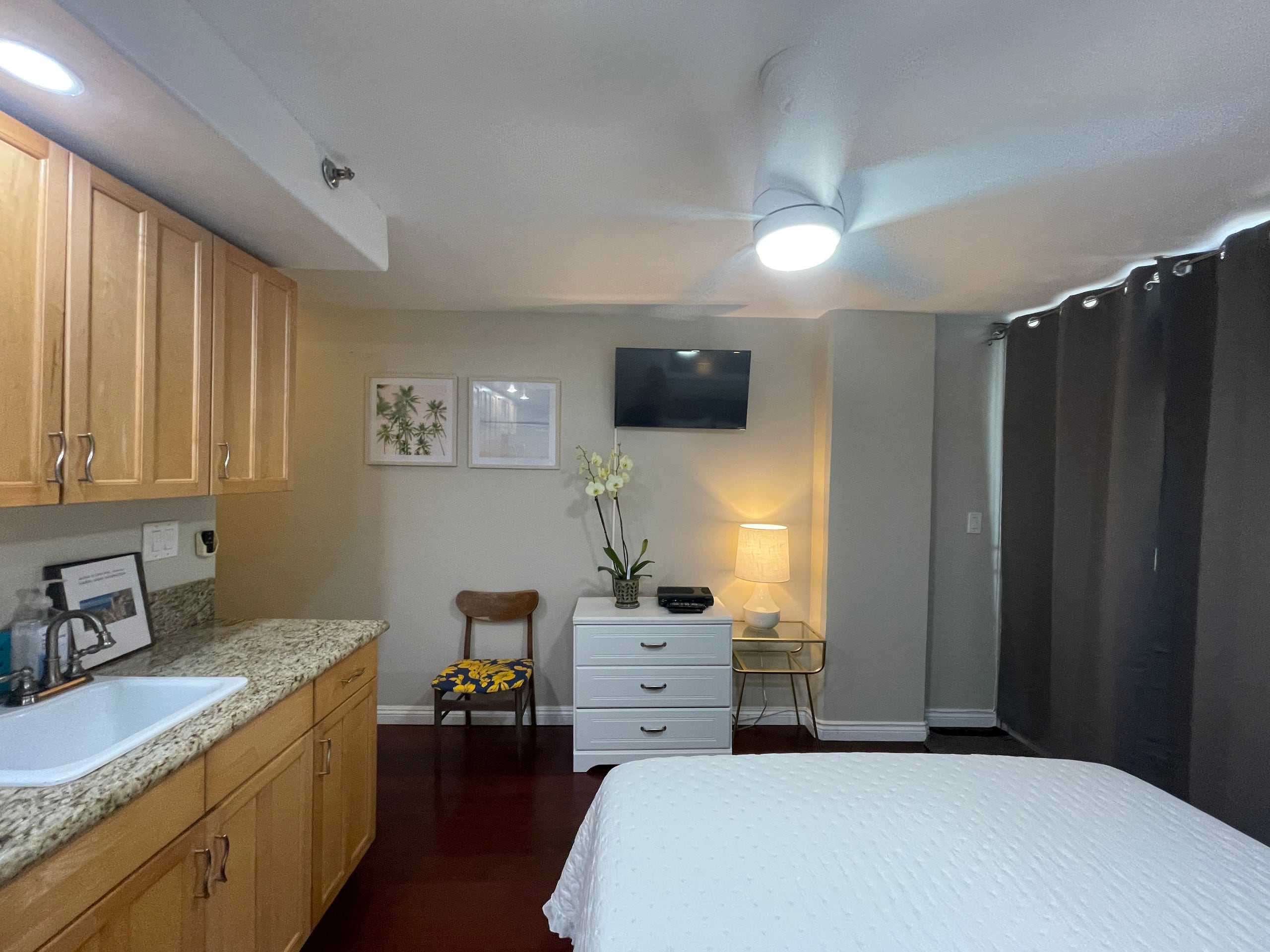 Condo in Honolulu · ★4.82 · Studio · 1 bed · 1 private bath - Image 9