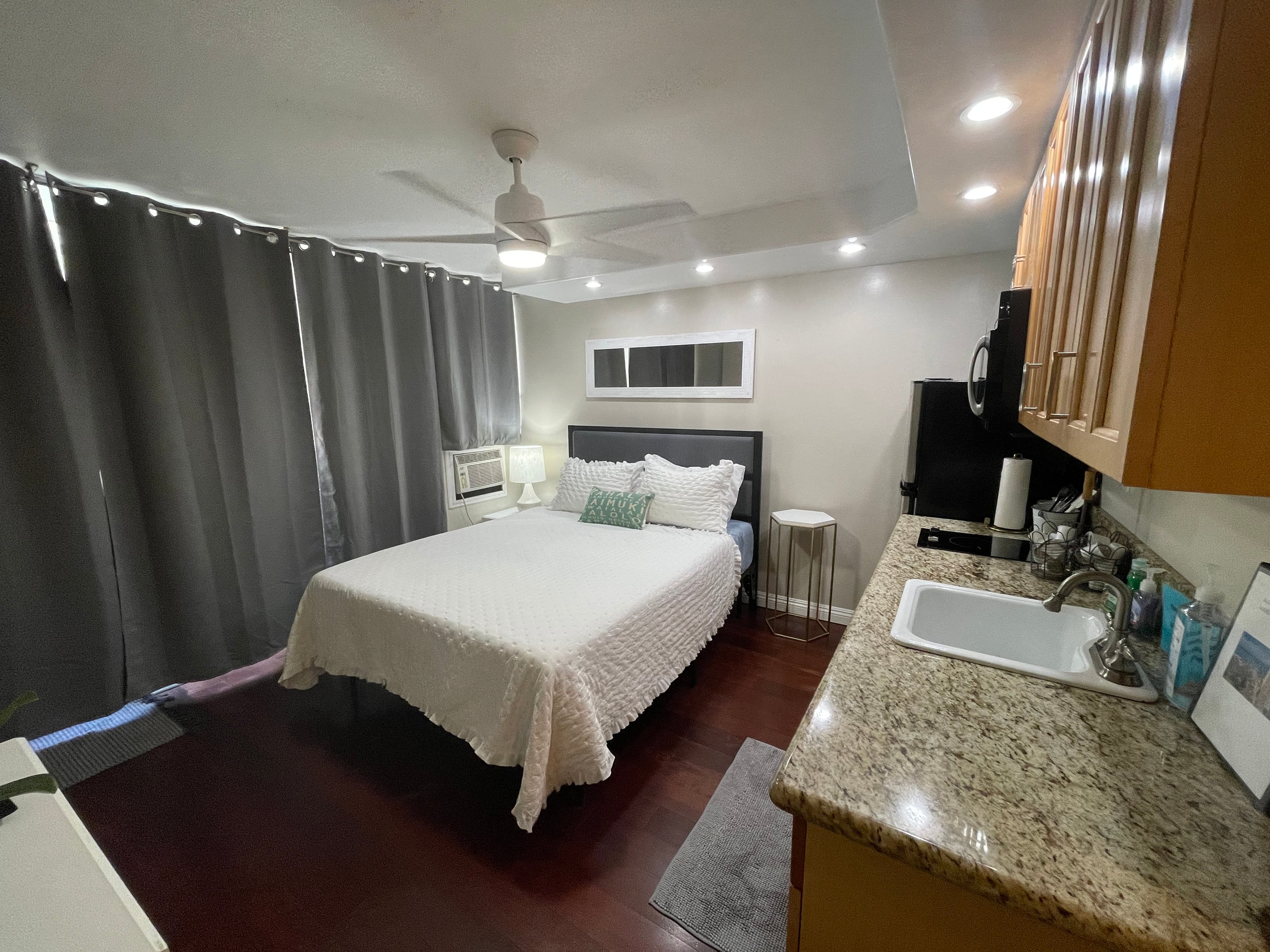 Condo in Honolulu · ★4.82 · Studio · 1 bed · 1 private bath - Image 13