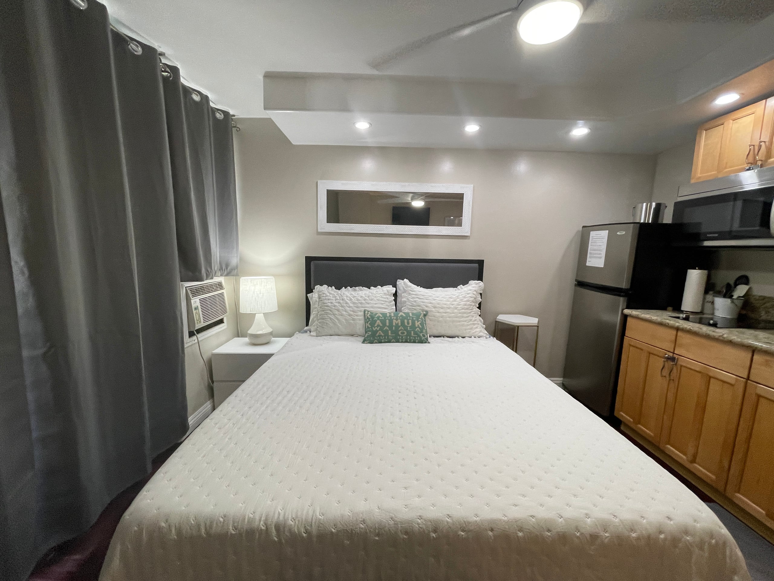 Condo in Honolulu · ★4.82 · Studio · 1 bed · 1 private bath - Image 6