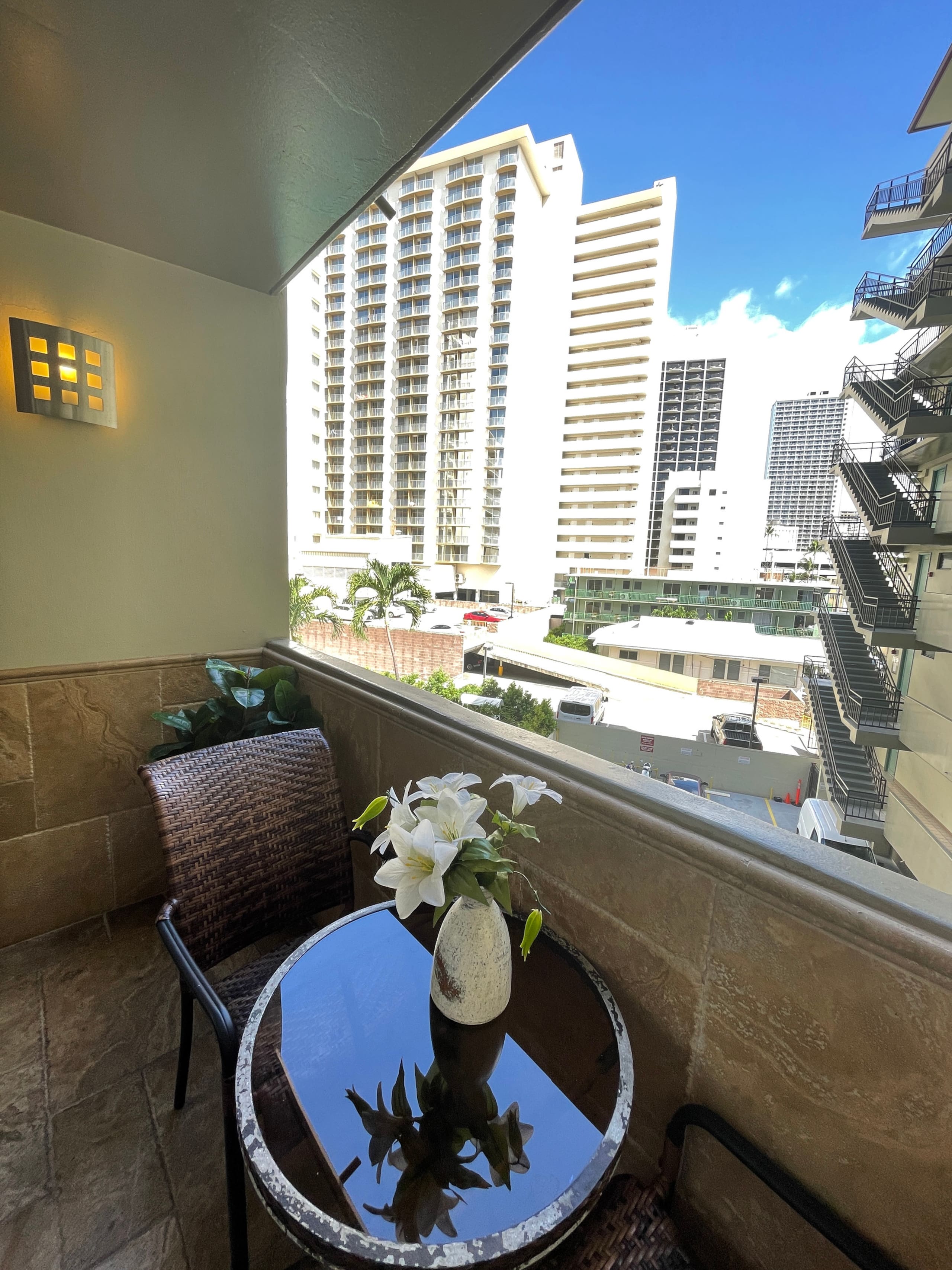Condo in Honolulu · ★4.82 · Studio · 1 bed · 1 private bath - Image 5