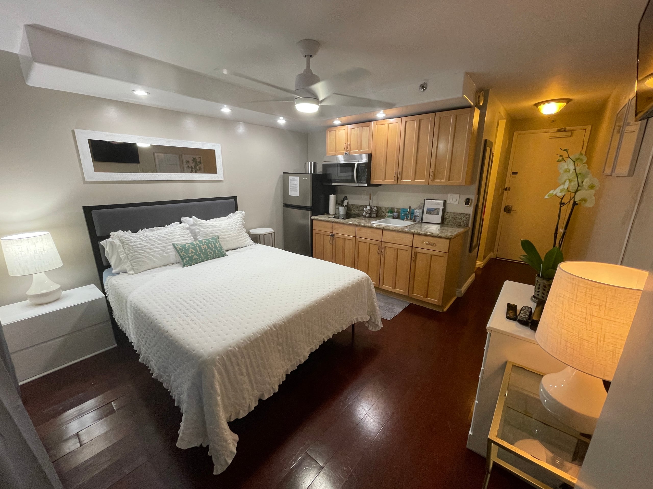 Condo in Honolulu · ★4.82 · Studio · 1 bed · 1 private bath - Image 7
