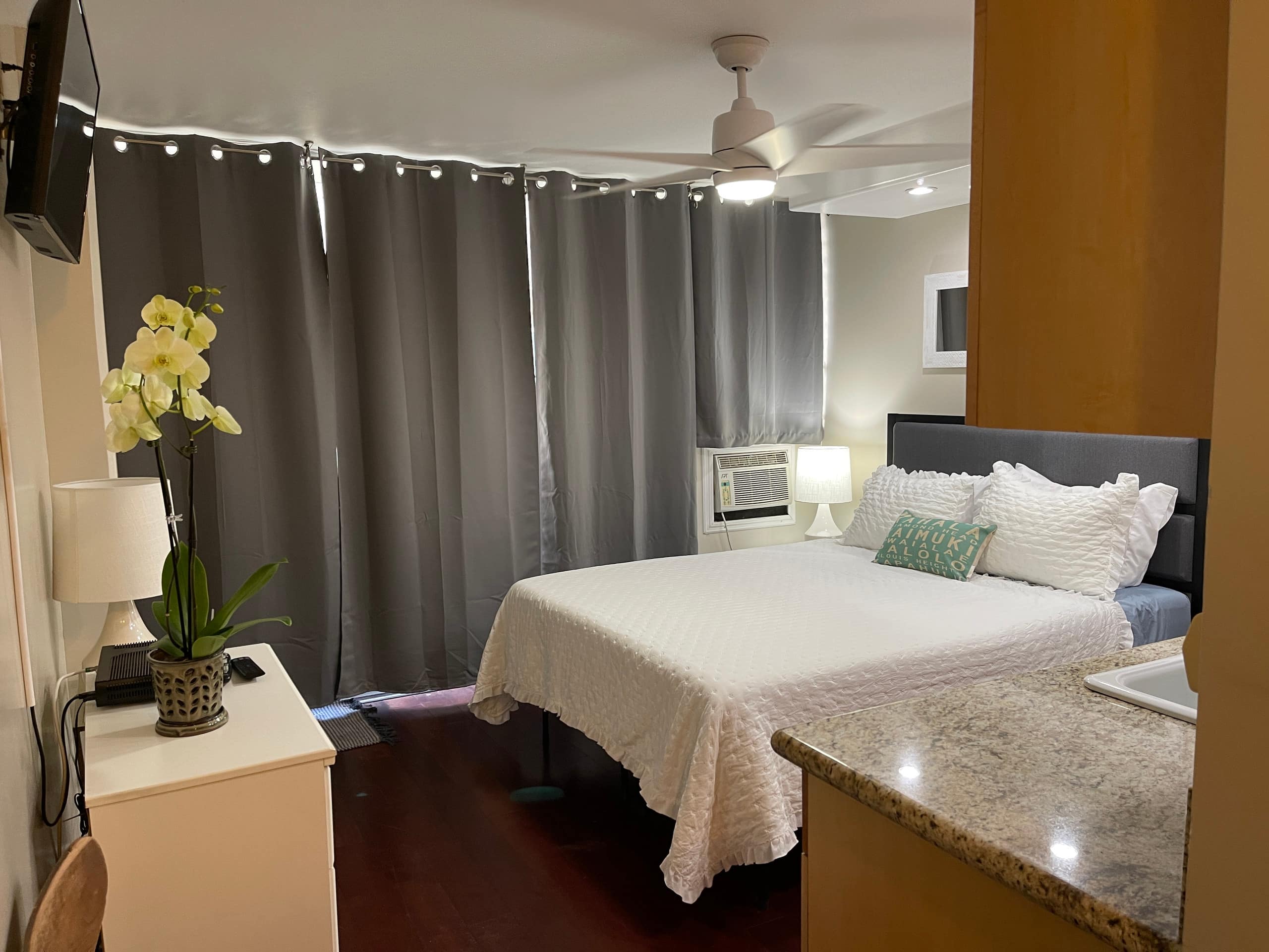 Condo in Honolulu · ★4.82 · Studio · 1 bed · 1 private bath - Image 8