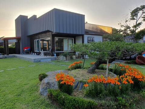 Nonsan Sol Flower Garden Pension (Dokchae, large lawn garden and parking facilities, various activit