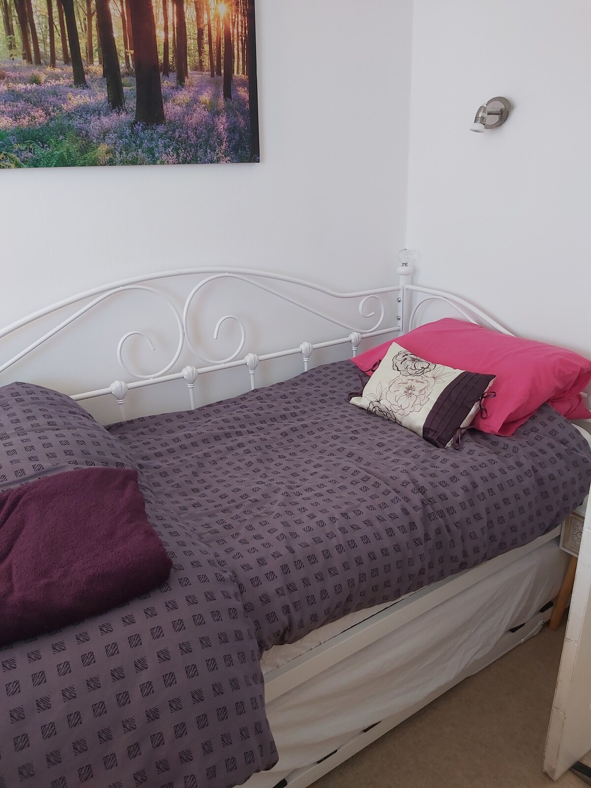 غرفة مفردة واسعة مع خزانة ملابس كبيرة. يحتوي باب غرفة النوم على قفل للخصوصية.