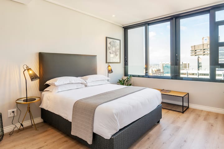 Опуштете се во брачен кревет и натопете се во погледот на градот