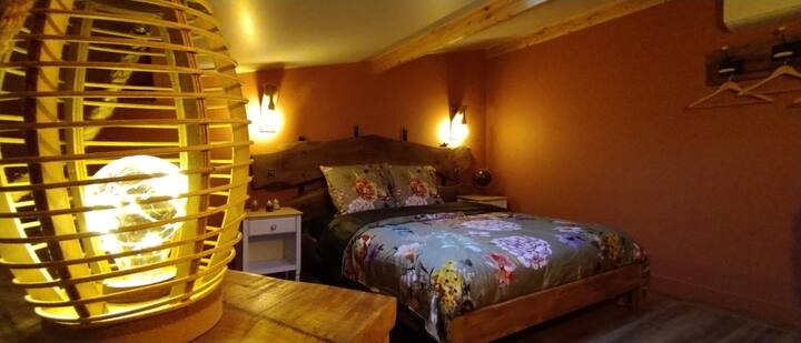 Dobro došli u „La Chambre Rosa”, na katu lijevo na vrhu stepenica. 
Sa svojim uzglavljem od kovanog oraha dočekat će vas u svom bračnom krevetu 160*190.