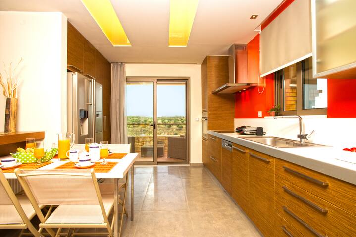 Luxury five bedroom villa near the beach . gallery image 4