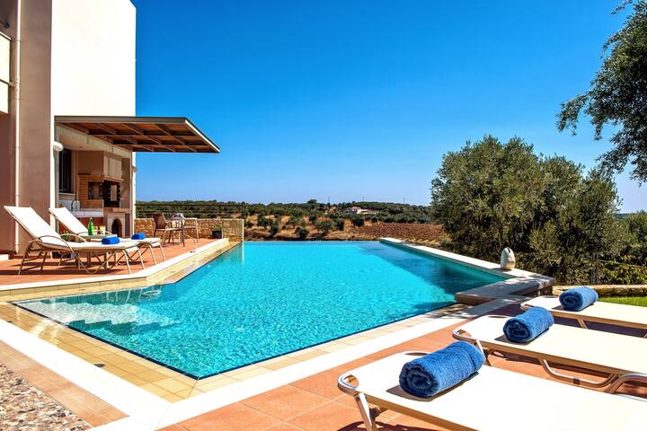 Luxury five bedroom villa near the beach . gallery image 2