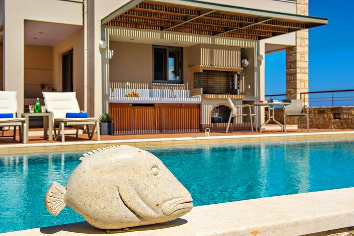 Luxury five bedroom villa near the beach . gallery image 3