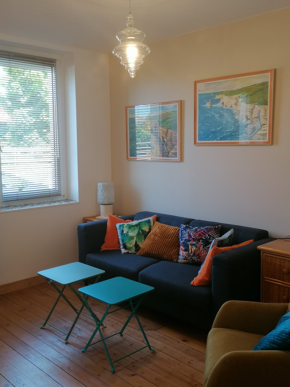 Top Airbnb: Le 7, spacious, comfortable and colorful apartment. a Seine Maritime