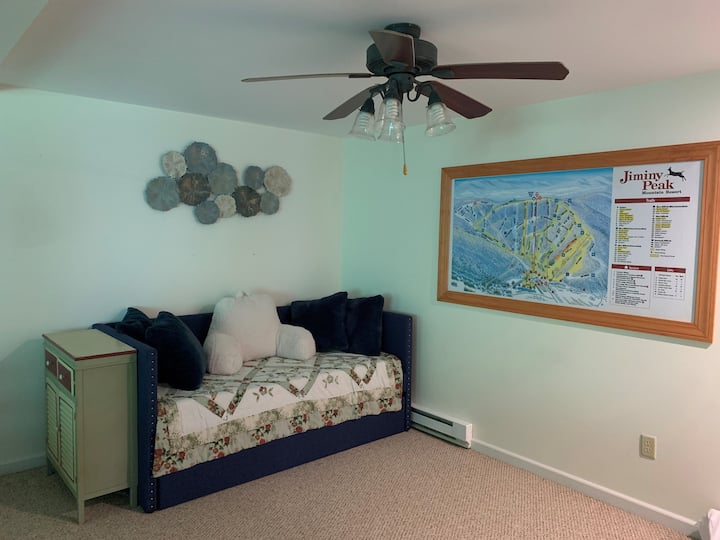 Lower Level : Day Bed