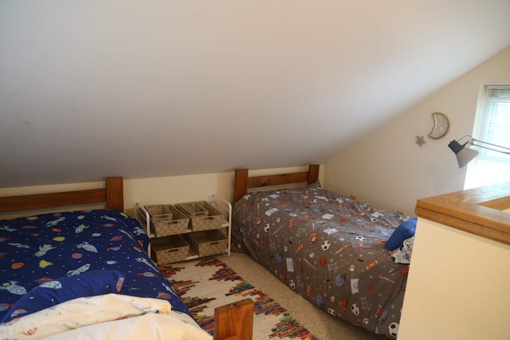Level 2 : Sleeping loft with two twin beds