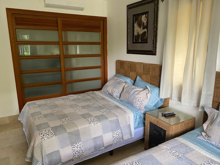 Tanto el dormitorio de invitados como el dormitorio principal incluyen mucho espacio en el armario.