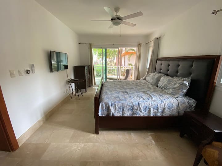 El dormitorio principal se abre directamente al patio para acceder fácilmente a la piscina y a la playa.