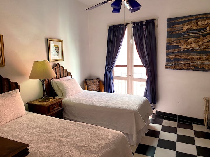 双人床共用标准双人床套房浴室。