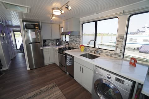 HouseBoat+Sauna+Fireplace+AC+Best Fishing spot