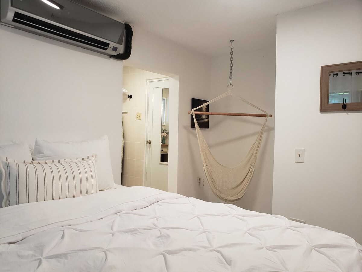 เอนกายลงบนเตียงหรือนอนเอกเขนกบนเก้าอี้เปลญวนพร้อมหนังสือดีๆสักเล่ม (หมายเหตุ: เครื่องปรับอากาศตามภาพได้รับการอัพเดทแล้ว) 