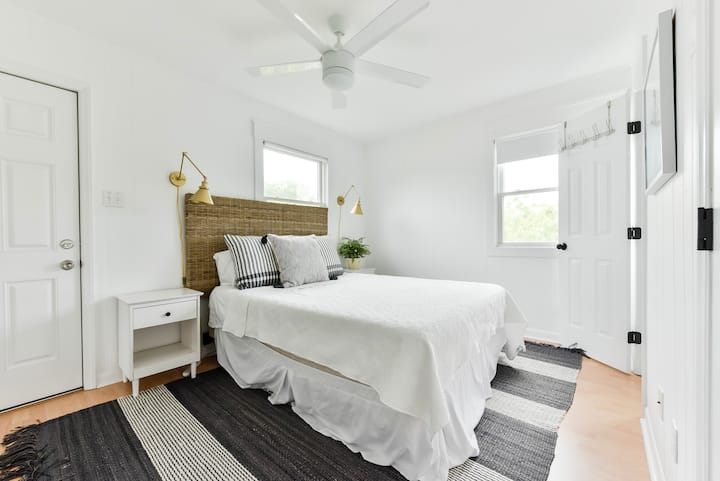 Spálňa 4 s manželskou posteľou Queen a vlastnou kúpeľňou s WC a sprchovacím kútom