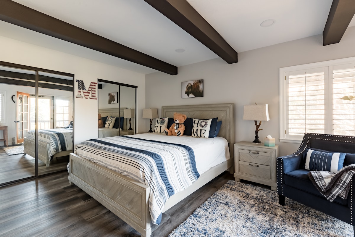 Hlavná spálňa s balkónom s výhľadom na jazero a alpským lesom.

California King Bed - 2 lôžka.