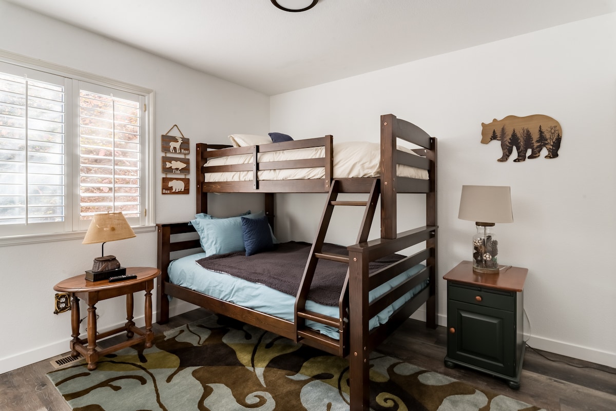 Poschodová spálňa s vlastnou kúpeľňou a vaňou.  Počet lôžok 3.