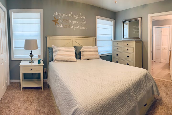 Основна спалня с двойно легло и самостоятелна баня. Леглото разполага с по - нов матрак Caspar и телевизор с плосък екран с стрийминг услуги. 