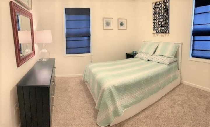 третата спалня разполага с легло в пълен размер и разтегателно легло отдолу