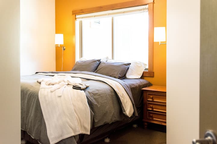 kingsize slaapkamer met badkamer en suite