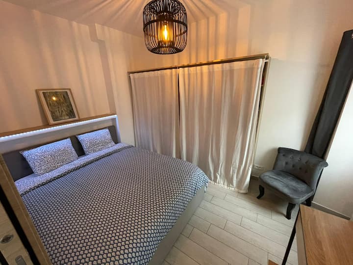 habitación con vestidor, sillón sapo y oficina... 