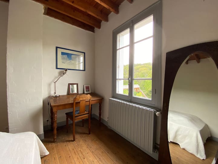 Dhoma e gjumit 1 në katin e parë. 1 krevat 140x190