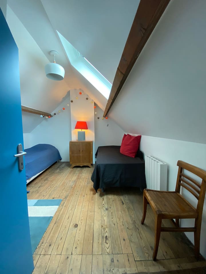 Dhoma e gjumit 4 në katin e 2-të. 2 krevate tek 90x190