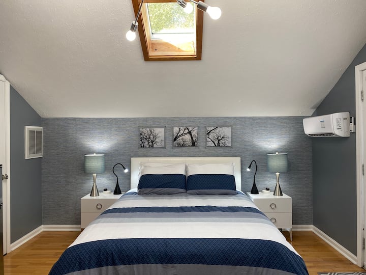 Skylight above the bed—perfect for star-gazing, and very soothing when it’s raining. 