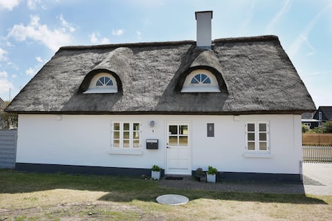 Thatched cottage idyll close to the beach and nature