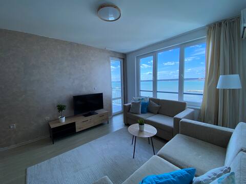 Lovely apartament by the sea in city’s suburbs
