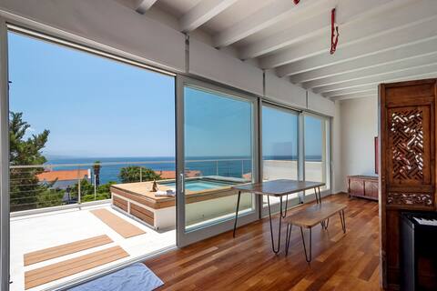 Seafront Villa with rooftop plunge pool 10 guests