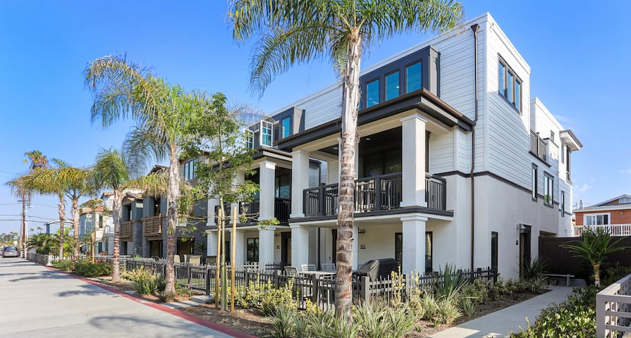 Modern Mission Beach Townhome – 3BR/2BA