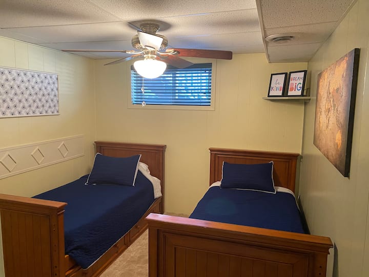 Chumba cha kulala cha 4 kina vitanda viwili. 