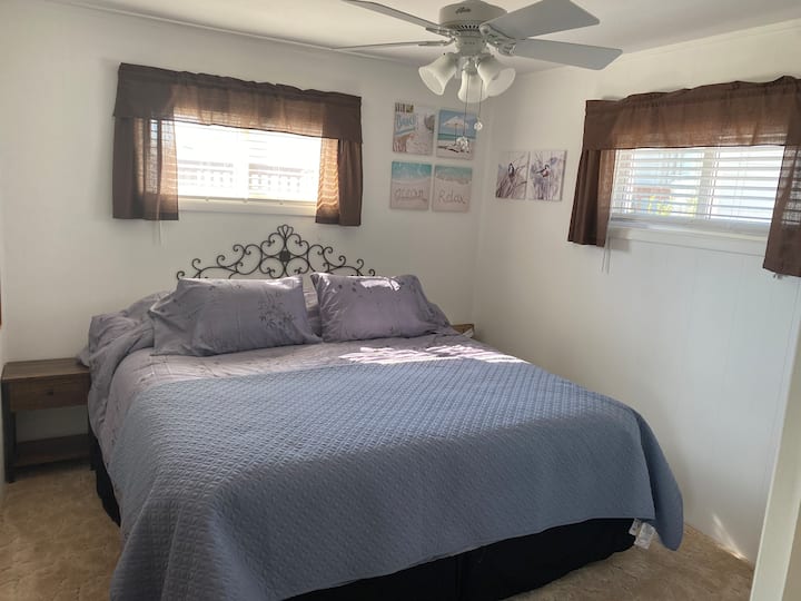 Chumba cha kulala cha ghorofani na kitanda cha ukubwa wa mfalme. 