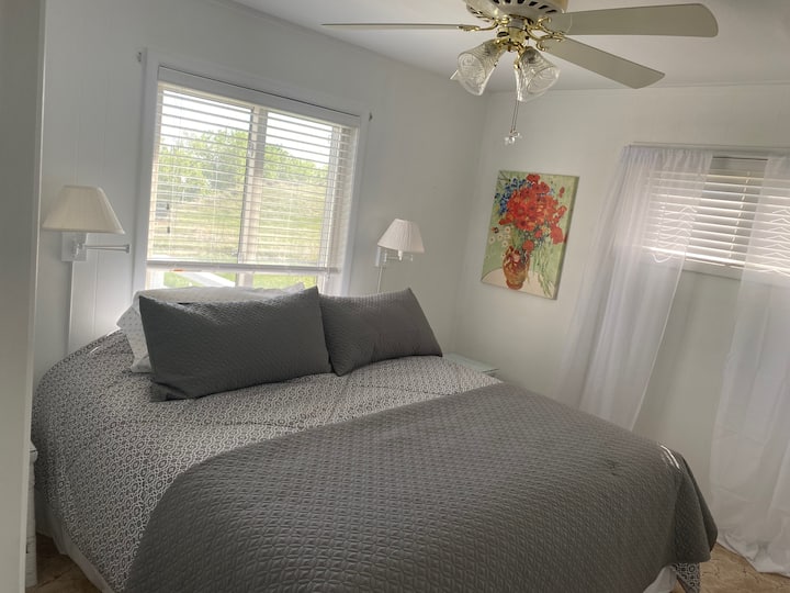 Chumba kikuu cha kulala kina mwonekano wa ziwa na kina kitanda cha ukubwa wa mfalme. 