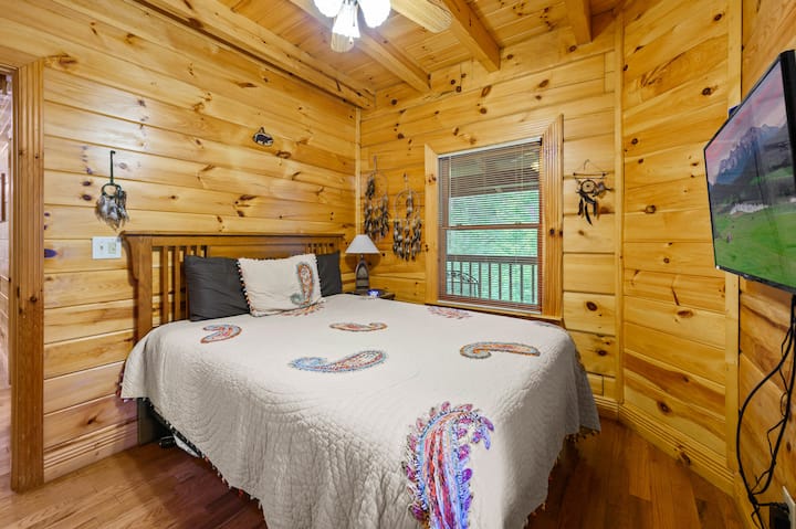 Prvá spálňa na prízemí má manželskú posteľ.