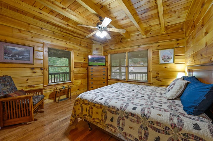 Druhá spálňa na prízemí je vybavená manželskou posteľou King a hojdacím kreslom.