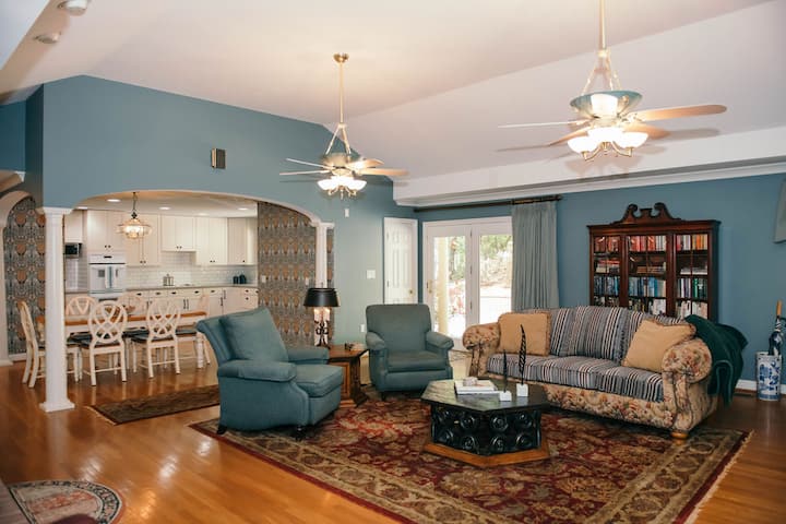 The Woodfin / 5br-4ba / Sleeps 11 - Guntersville, AL