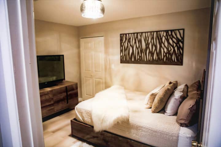 Cama tamaño queen con sábanas y almohadas de lujo (amplio vestidor).