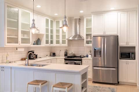 KING BED, Centrally Located, cozy Townhouse w/ AC