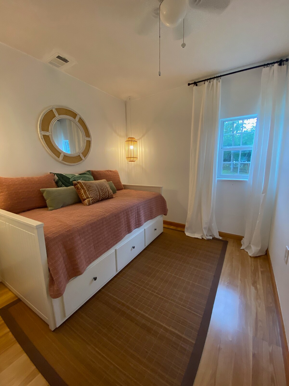 2号客房。子母床可以变成一张单人床，也可以变成一张加大双人床。 